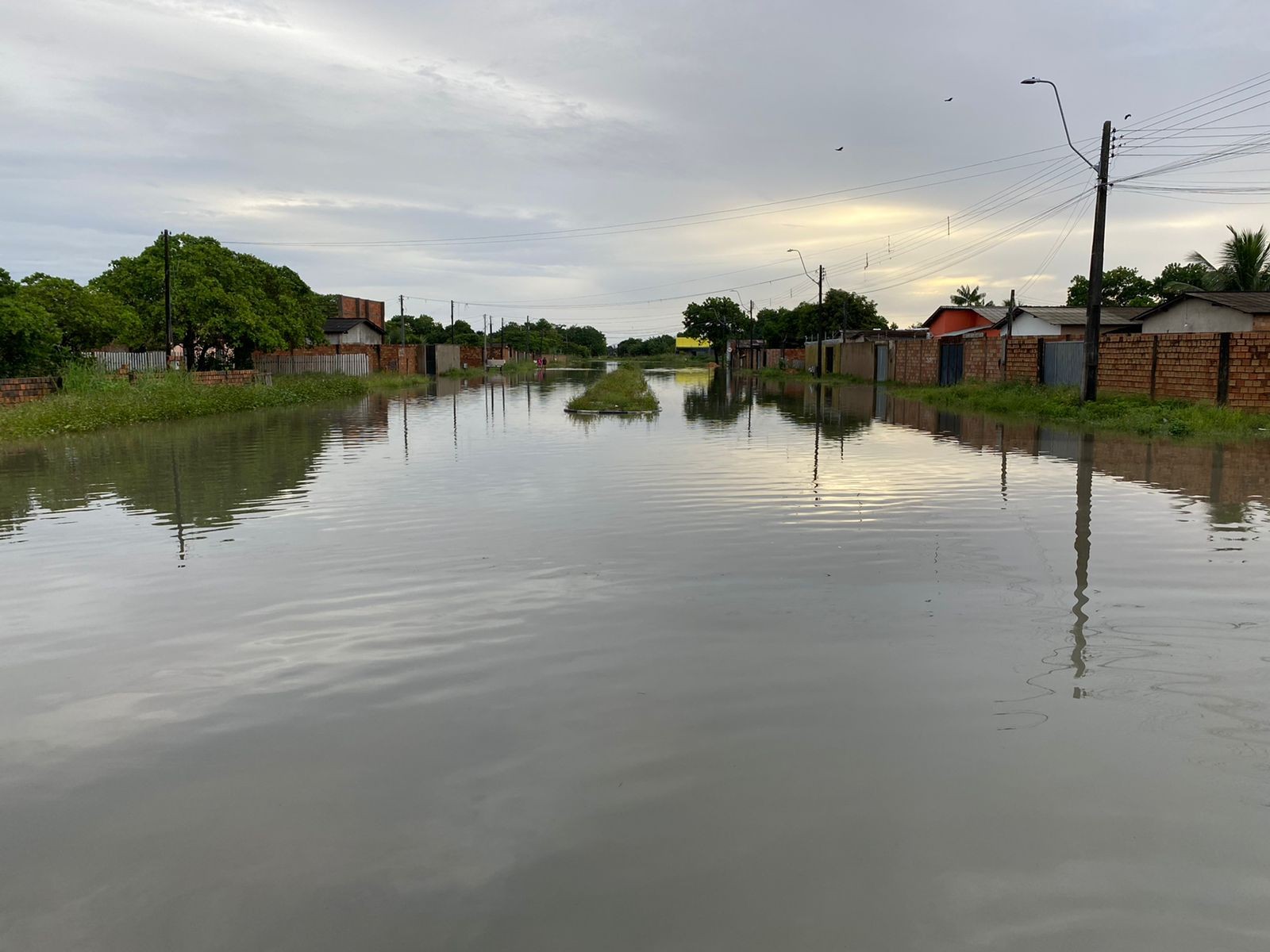 Moradores ficam com água até a cintura em bairros inundados por chuvas em Boa Vista: 'ilhados'