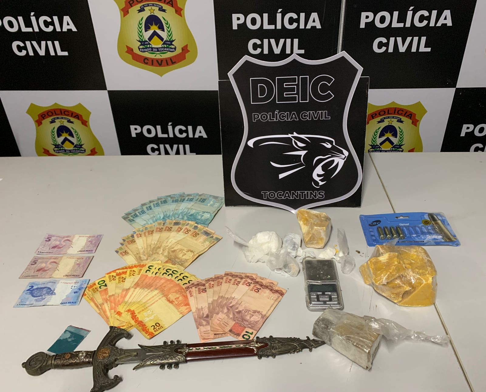 Investigada escreve bilhete com oração pedindo morte de policiais: 'Todos sejam mortos e sepultados' 