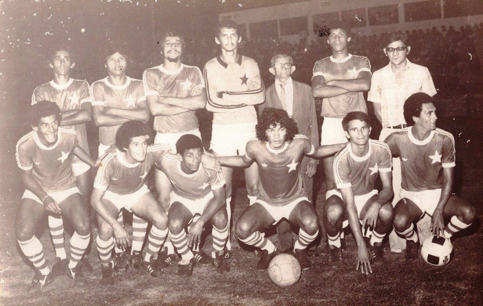 Rio Branco-AC - (1979): Cleiber dos Santos (em pé, 2º da esq. p/ dir) ao lado do elenco do Rio Branco-AC em 1979 — Foto: Arquivo pessoal/Chicão Araújo