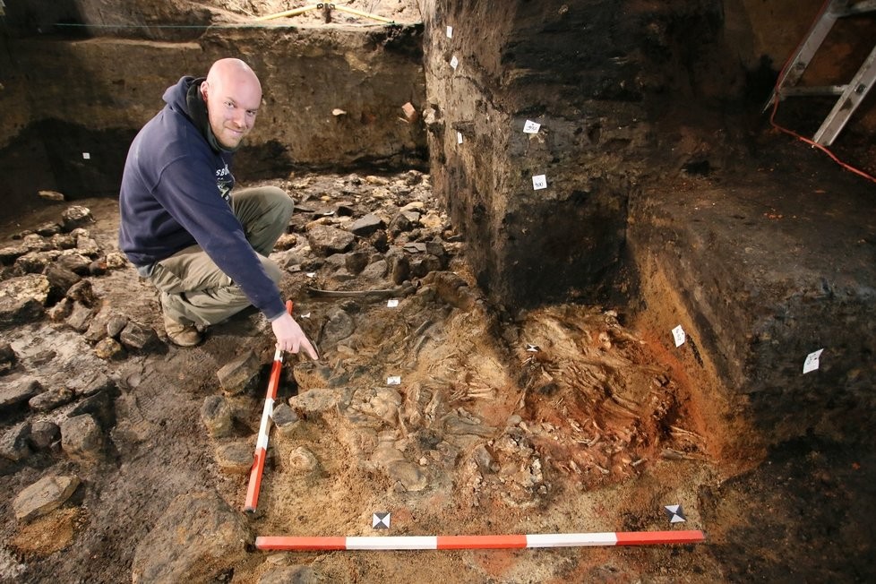 Esqueletos datam de 1050 d.C. e estavam enterrados de forma peculiar. Para historiadores, pessoas foram sacrificadas em ritual pagão comum à época (Foto: Archaia)