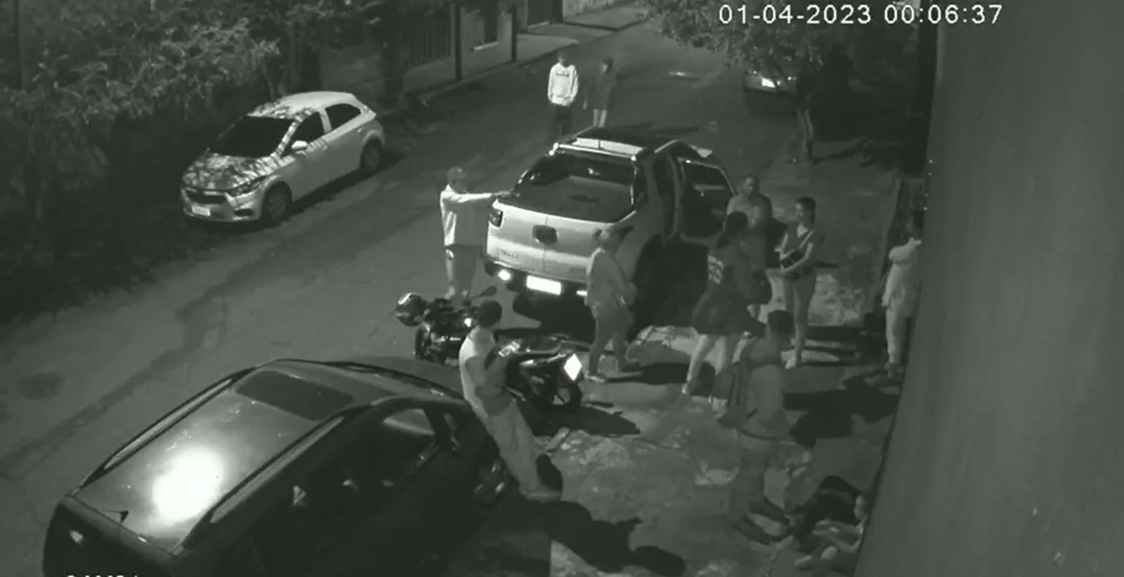 VÍDEO: grupo é rendido por assaltantes e roubado na porta de igreja no Bairro Planalto, em Uberlândia