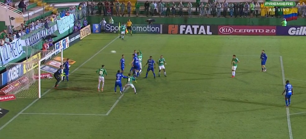 Zagueiro Lucas Dias perdeu a disputa com Maurício Ramos no lance do terceiro gol da Chapecoense — Foto: Reprodução/GloboEsporte.com