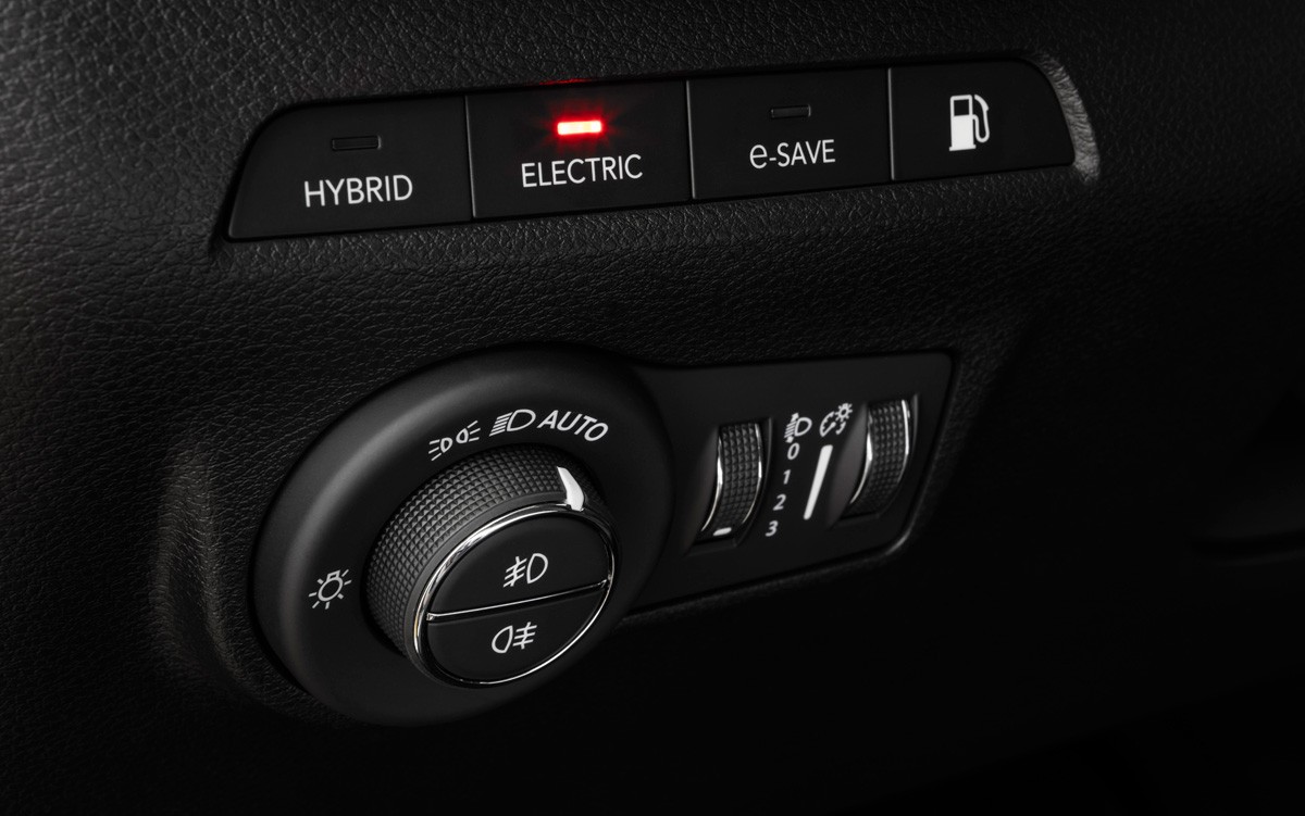 Modos de condução do Jeep Compass 4xe são selecionados em botões do lado esquerdo do painel — Foto: Divulgação