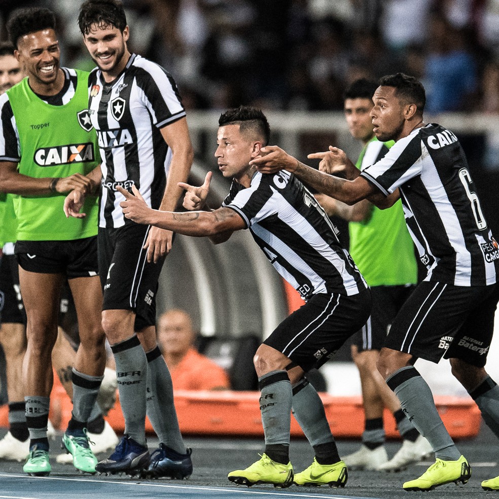 Leo Valencia e Gilson comemoram gol diante do Flamengo e fazem homenagem aos palestrantes — Foto: Jorge R Jorge/BP Filmes