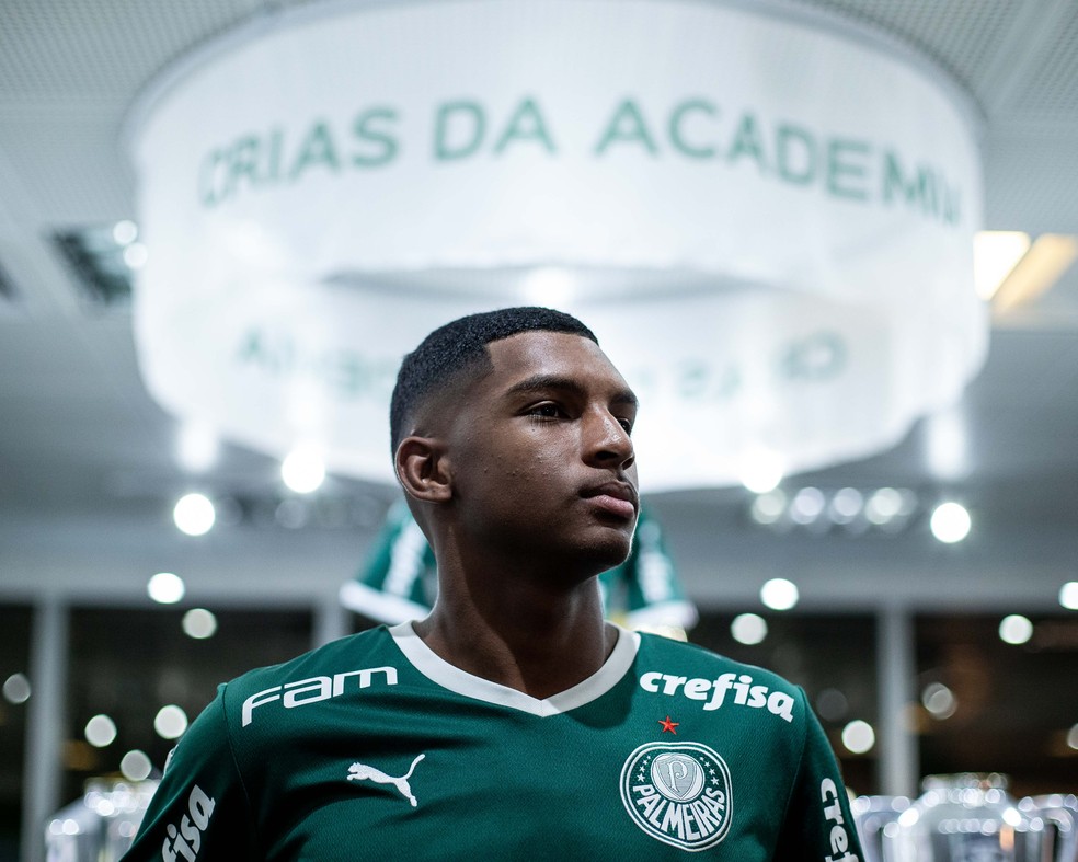 Luis Guilherme, meia-atacante da base do Palmeiras — Foto: Marco Galvão/One9
