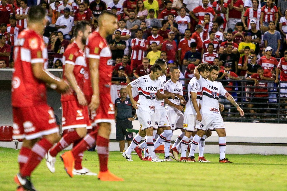Jogadores do São Paulo comemoram o terceiro gol contra o CRB, de Rodrigo Caio (Foto: Ailton Cruz/Gazeta de Alagoas)