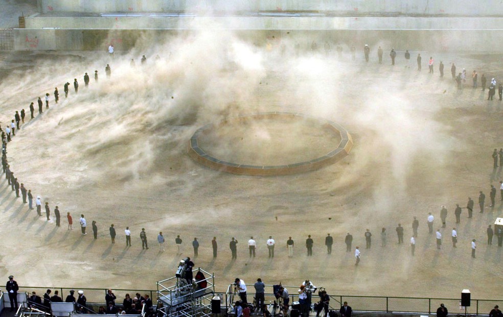 11 de setembro de 2002 - Rajada de vento levanta poeira no Marco Zero durante cerimônia marcando o primeiro aniversário dos atentados — Foto: the