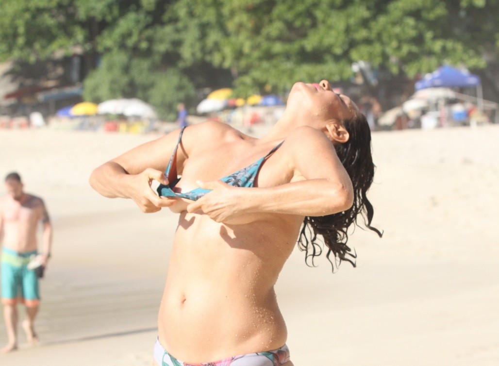 Giovanna Gold aproveita dia de sol em praia carioca (Foto: Daniel Delmiro/AgNews)