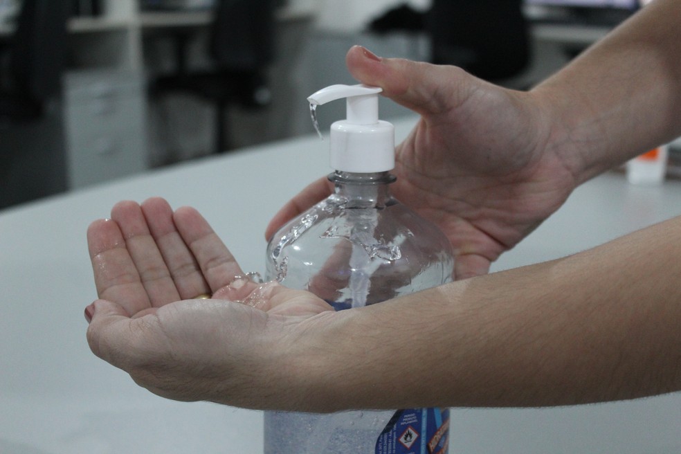 Álcool em gel 70º é o recomendado para higienizar as mãos  — Foto: Diêgo Holanda/G1