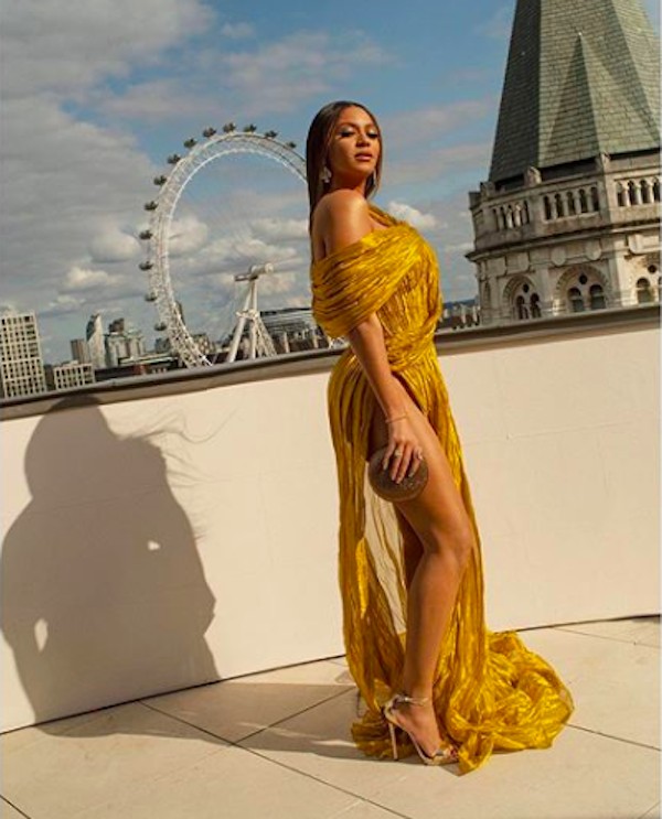 A cantora Beyoncé com seu vestido de luxo após o lançamento de O Rei Leão (2019) em Londres (Foto: Instagram)