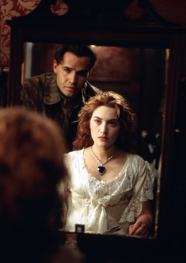 Cena do filme em que o colar é presentado a Rose (Kate Winslet) (Foto: Reprodução)