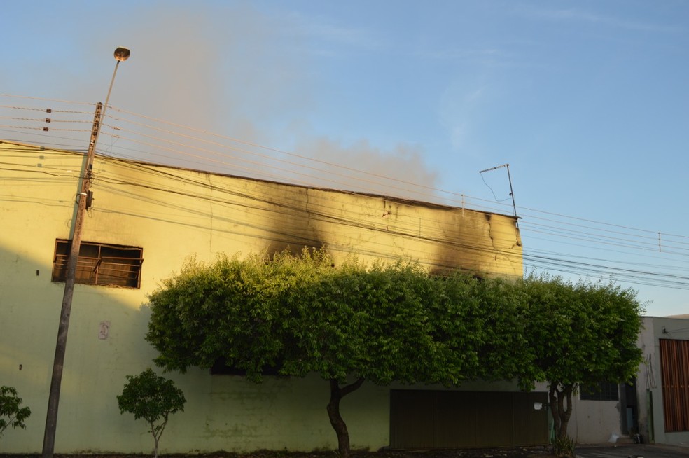 Móveis, ferramentas e equipamentos foram destruídos — Foto: Cristiano Nascimento/Rádio Metrópole FM