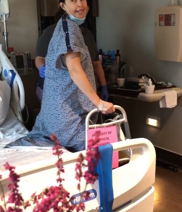 Ashley Judd tenta caminhar no hospital após sofrer acidente (Foto: Reprodução / Instagram)