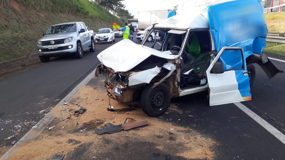 Batida entre quatro veículos na Rodovia Raposo Tavares deixou duas pessoas feridas — Foto: Emerson Sanchez/TV Fronteira