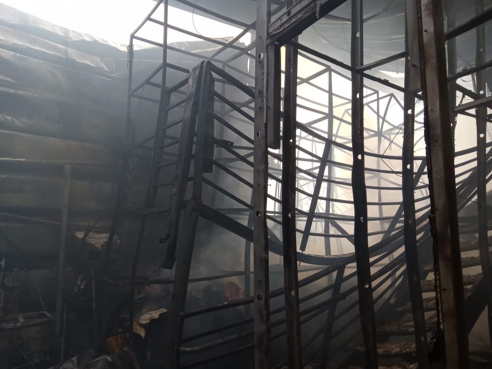 Bombeiros informaram que incndio comeou no estoque de uma das lojas do Outlet Premium  — Foto: Arquivo pessoal