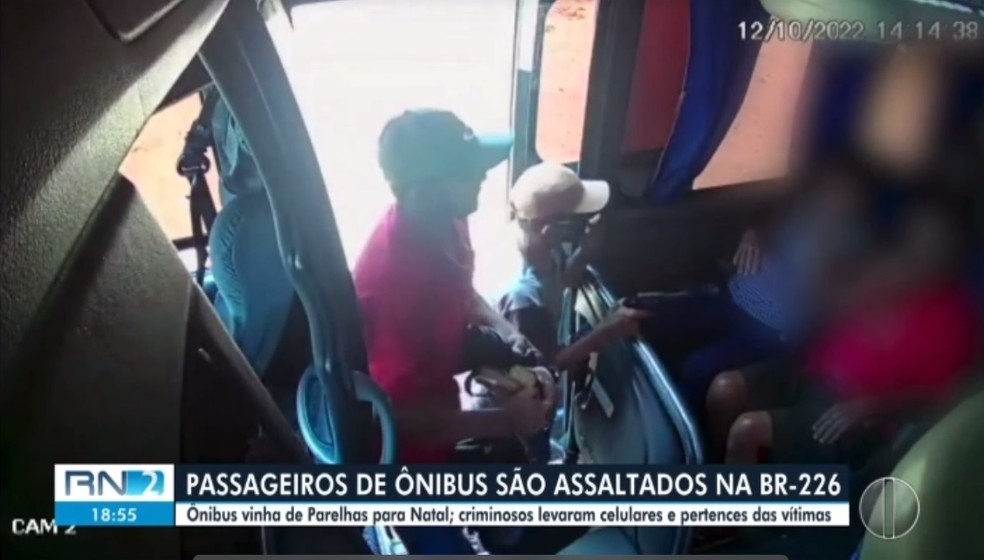 Criminosos renderam passageiros no ônibus — Foto: Divulgação