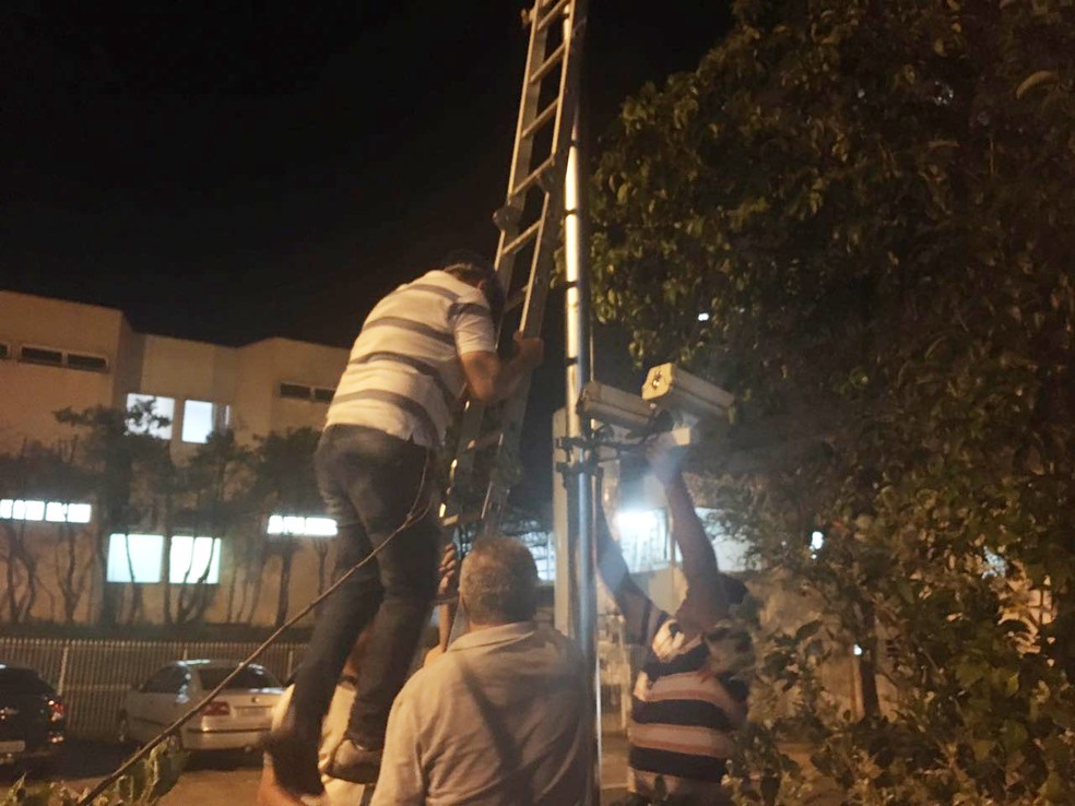 Empresa retira radares de Presidente Prudente (Foto: Stephanie Fonseca/G1)