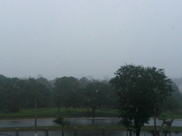 Chuva na região sul de Campo Grande nesta quinta-feira (24) (Foto: Ronie Cruz/G1 MS)