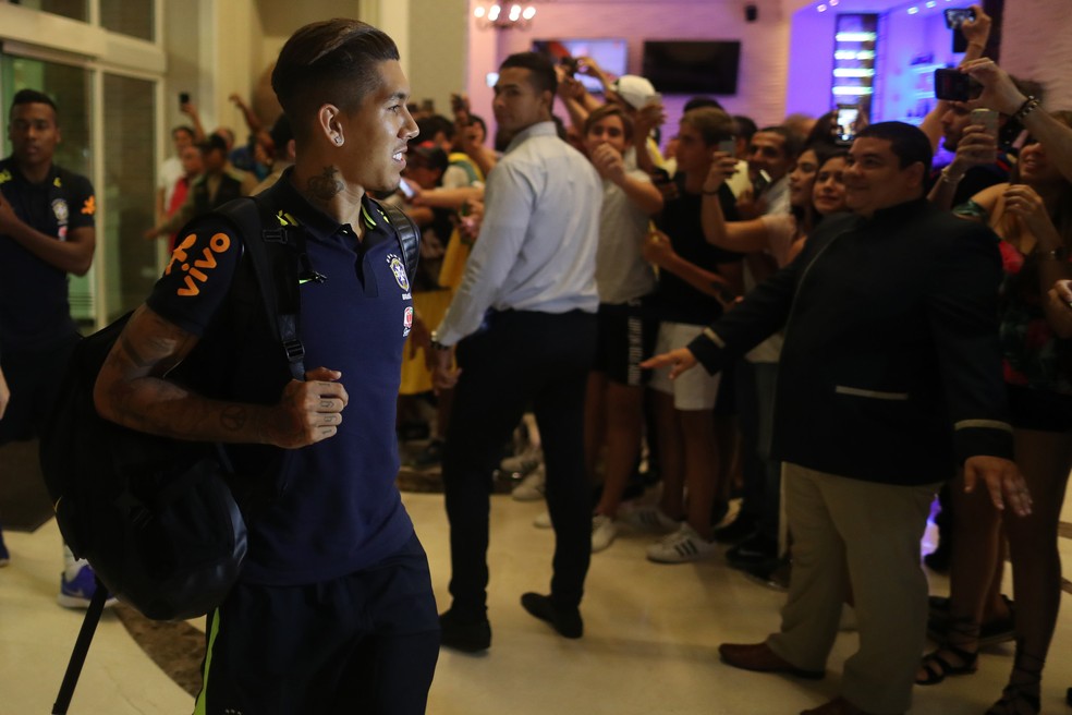 Firmino chega ao hotel da Seleção, em Barranquilla (Foto: Lucas Figueiredo / CBF)