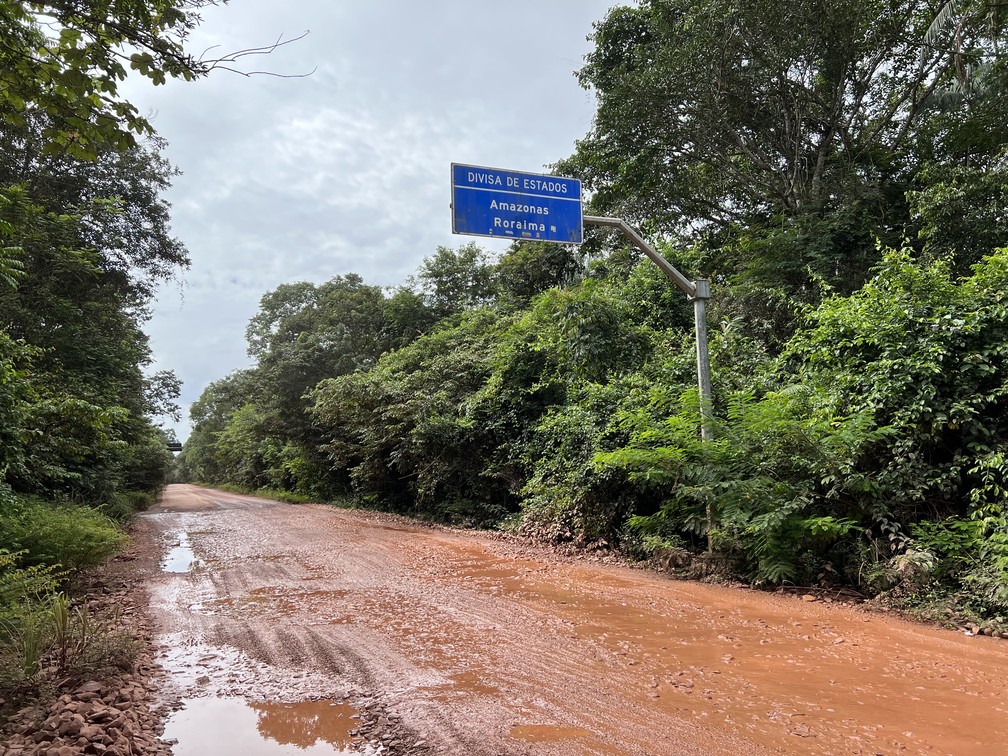 Divisa entre o estado do Amazonas e Roraima com estrada coberta por lama — Foto: Caíque Rodrigues/g1 RR