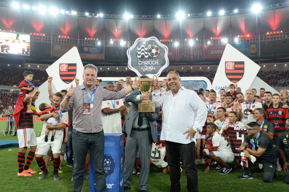 Rodolfo Landim e Marcos Braz recebem troféu do Carioca — Foto: Alexandre Vidal / Flamengo