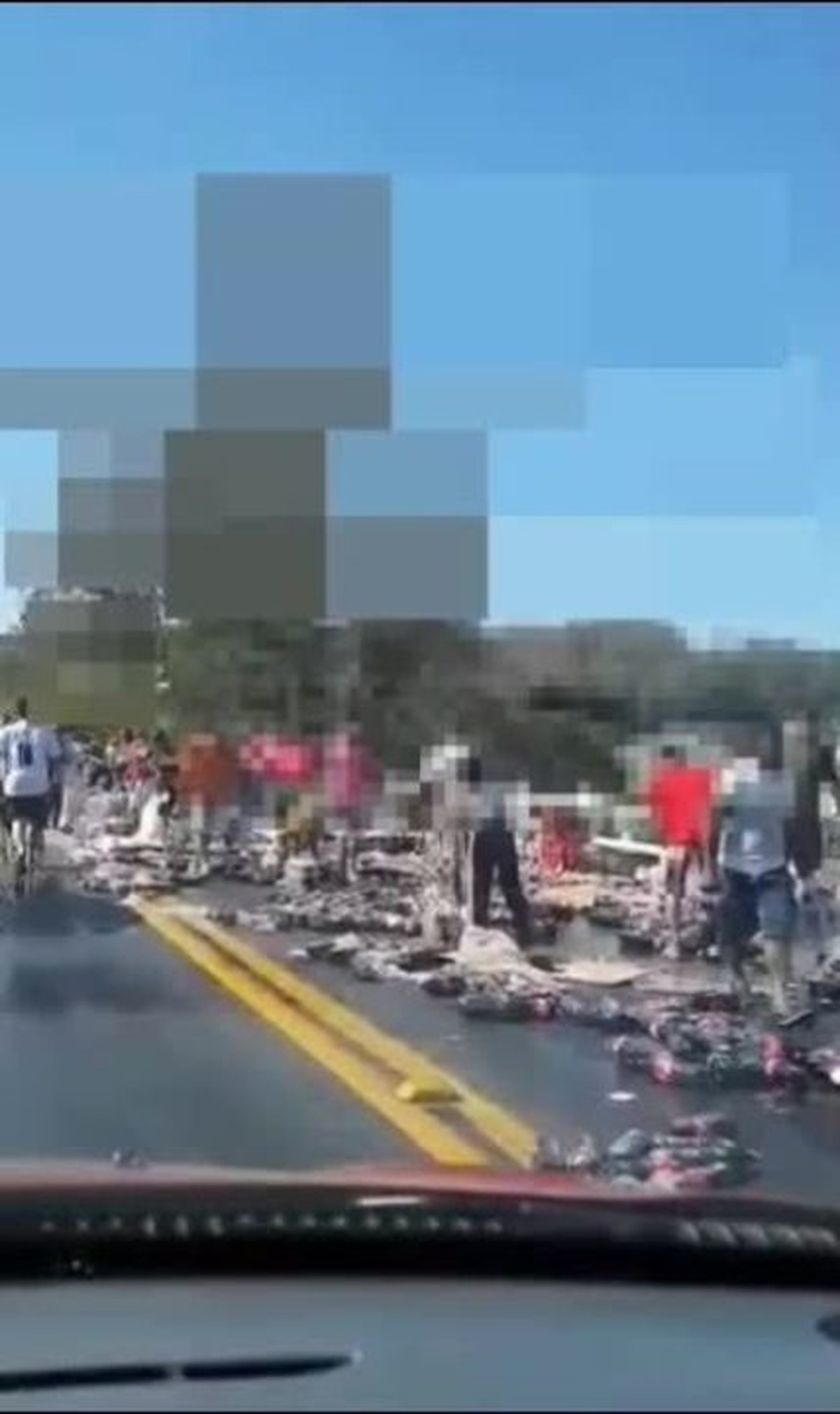 VÍDEO: carga de refrigerante é saqueada após tombamento de carreta em Santos Dumont