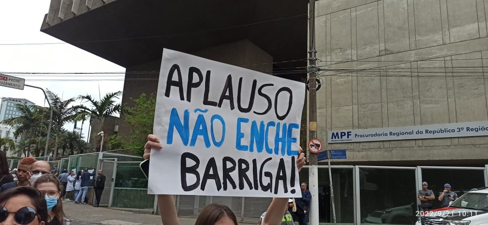 Cartaz exibido em ato a favor do piso salarial da enfermagem, na capital paulista, nesta quarta (21) — Foto: Cecília Figueiredo/Sindsep