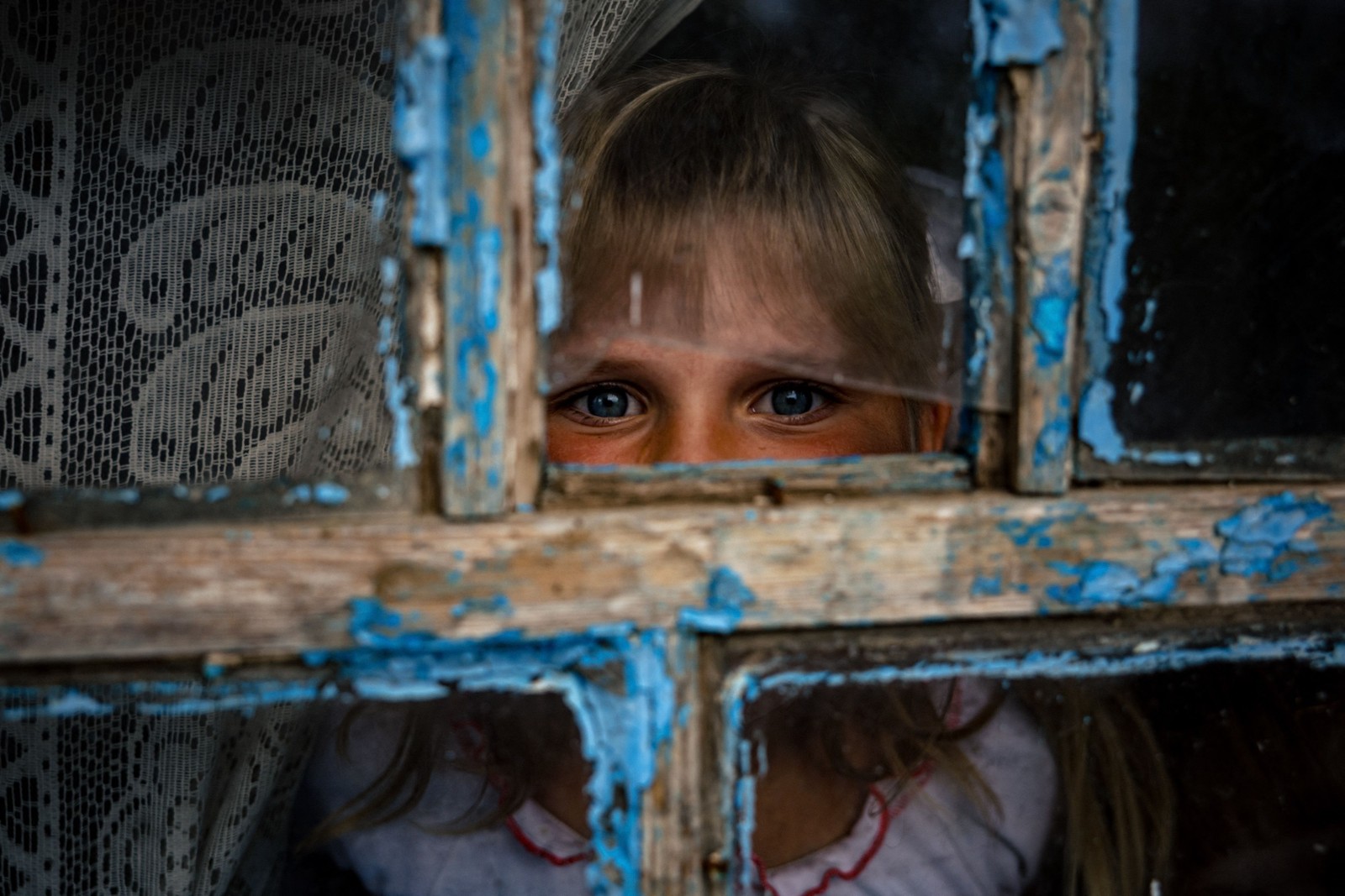 Antonina Sidorenko, de nove anos, começou o ano escolar assistindo aula online ao som constante de canhões, na vila de Pokrovske, perto da linha de frente da Guerra na Ucrânia  — Foto: DIMITAR DILKOFF/AFP