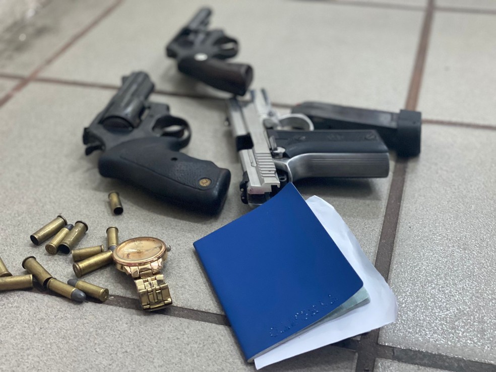 Três armas foram apreendidas após tiroteio com a polícia que resultou na morte de um homem e duas mulheres em Natal.  — Foto: Kleber Teixeira/Inter TV Cabugi