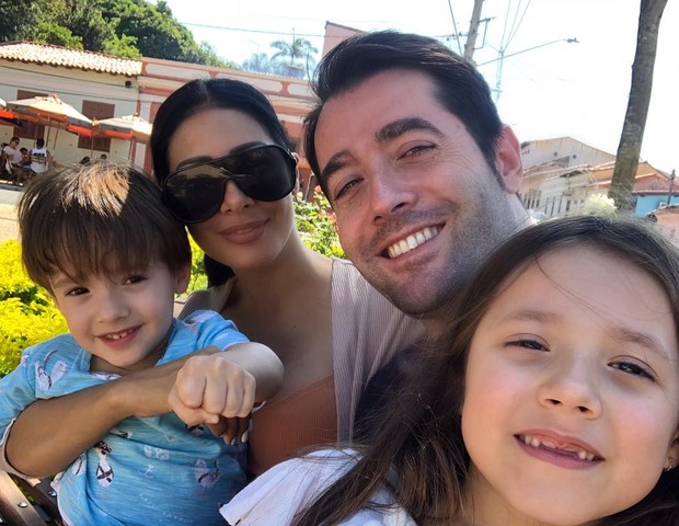 Simaria posa com o marido e os filhos em foto rara - Quem ...