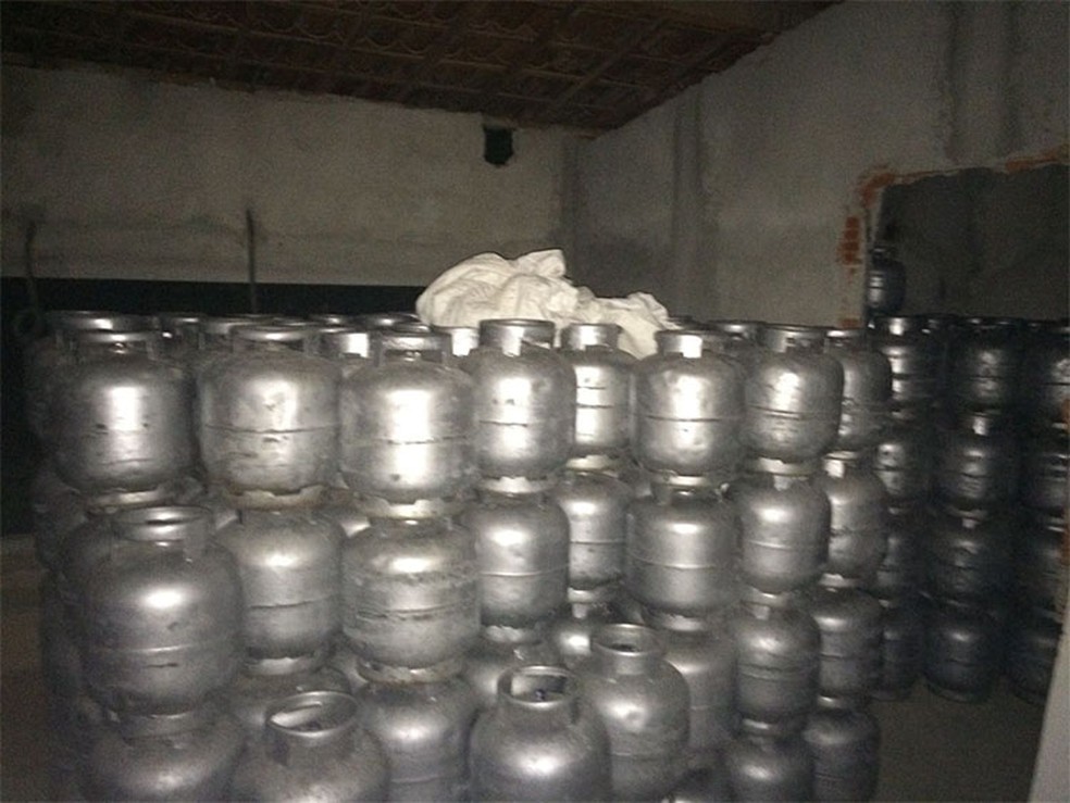 Botijões de gás estavam escondidos num galpão em Pernambuco e uma chácara na Bahia  (Foto: Divulgação/PM)