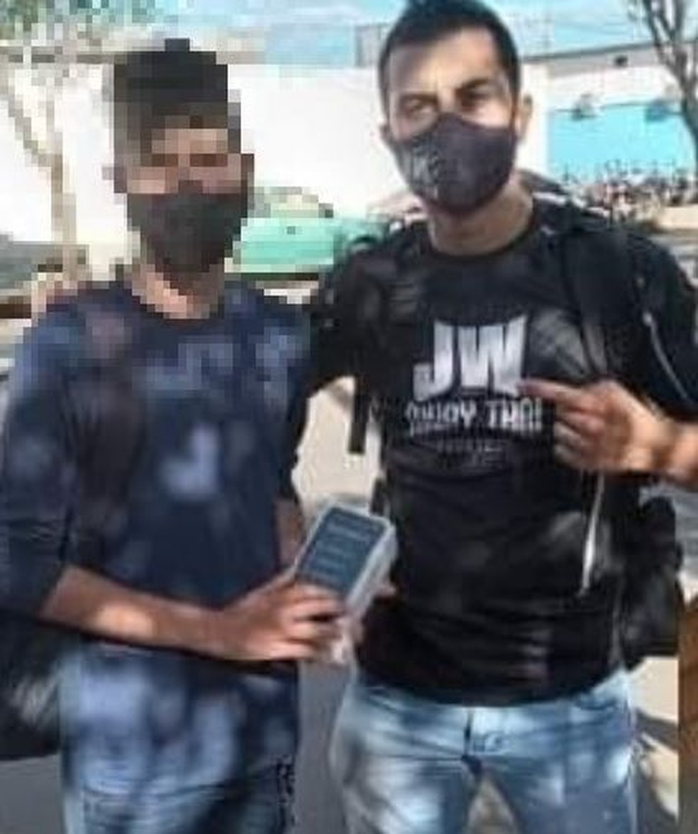 Jovem mostra celular que recebeu de professor em Juazeiro do Norte — Foto: Reprodução