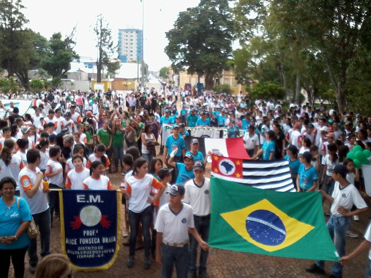 Passeata reuniu aproximadamente três mil estudantes em Itararé (SP). (Foto: Giliardy Freitas / TV TEM)