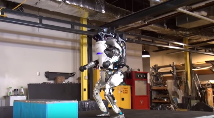 Robô humanoide realiza novos testes (Foto: Reprodução/Youtube)