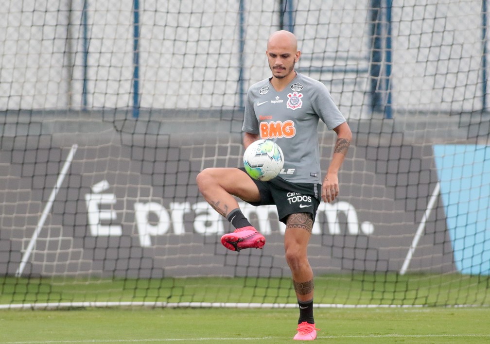 Fábio Santos em atividade no CT do Corinthians — Foto: Rodrigo Coca/ Ag. Corinthians