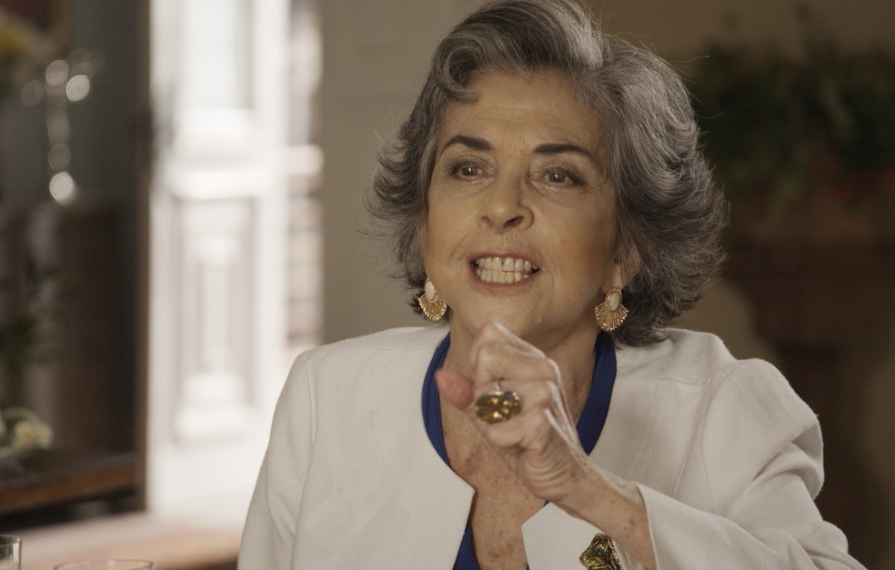 'Gomez ficou com pena, chamou pra decorar o escritório dele e assim ela se introduziu lá em casa!' (Foto: TV Globo)