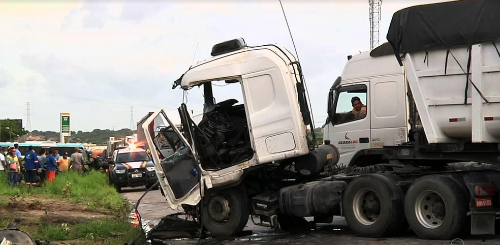 A rodovia sentido Caucaia-Fortaleza só foi liberada depois das 19 horas. (Foto: Reprodução/TV Verdes Mares)