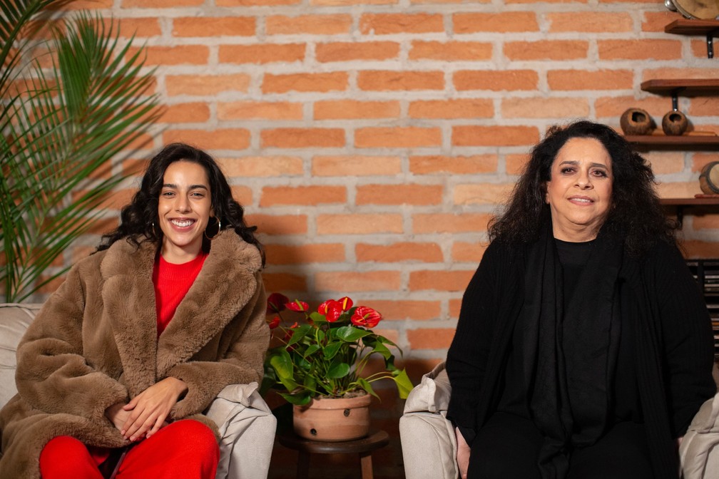 Marina Sena (à esquerda) e Gal Costa (1945 – 2022) no estúdio na gravação da canção 'Para Lennon e McCartney' para o projeto 'Música conecta' — Foto: Alile Dara Onawale / Divulgação