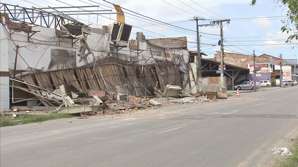 Fachada de casa de show na Avenida Osório de Paiva, na Vila Pery,  desaba neste domingo (25). (Foto: TVM)