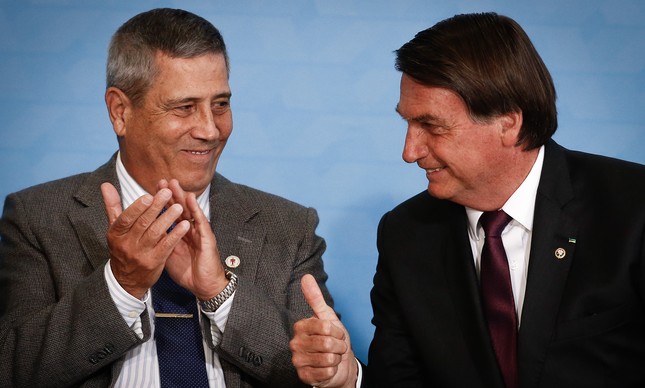 O ministro Braga Netto e o presidente Jair Bolsonaro em solenidade no Planalto