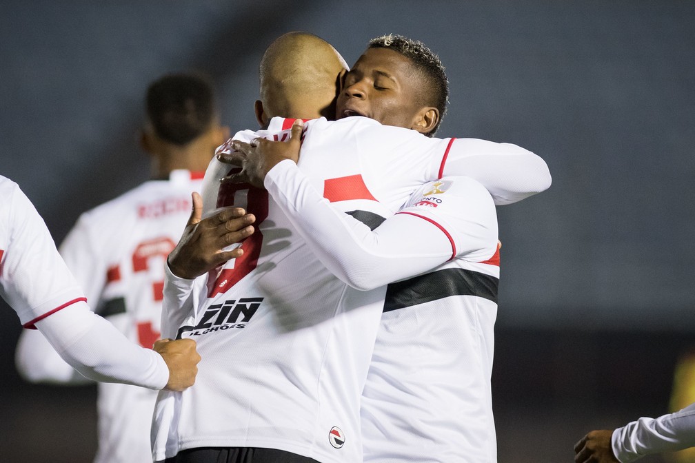 Bruno Alves e Orejuela se abraçam após jogo pelo São Paulo — Foto: Staff images /CONMEBOL