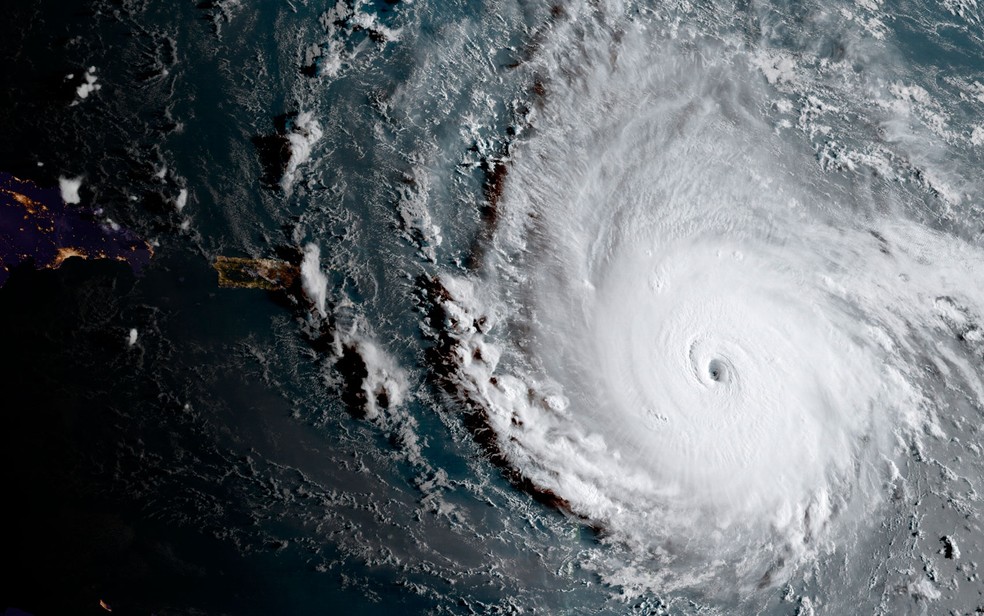 Imagem capturada pelo satélite GOES-16 mostra o furacão Irma sobre o Oceano Atlântico na manhã desta terça-feira (5) (Foto: NOAA via AP)
