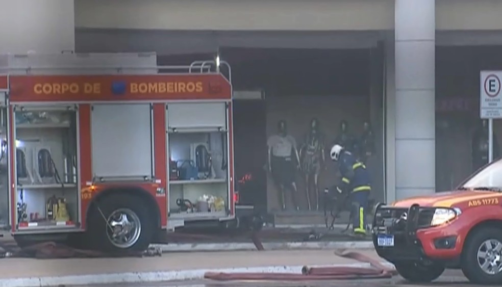 Bombeiros tentam conter chamas dentro de shoppings, em Maringá — Foto: Reprodução/RPC