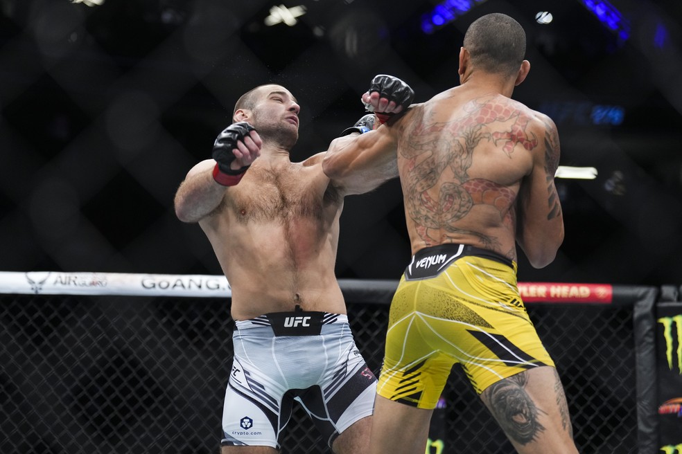 UFC 276: Alex Poatan demole Sean Strickland no primeiro round e pede  disputa de cinturão | combate | ge