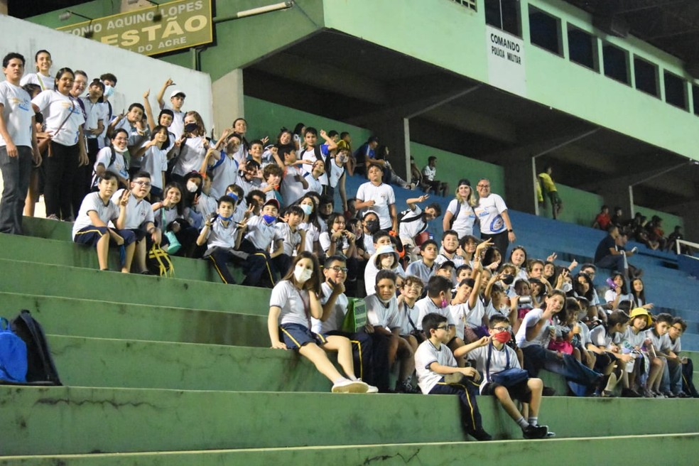 Alunos da Escola ABC prestigiam jogo do Atlético-AC contra o Humaitá no estádio Florestão — Foto: Arquivo pessoal/Manoel Façanha