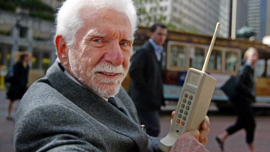 Martin Cooper com um DynaTAC 8000x, modelo utilizado na primeira ligação via celular