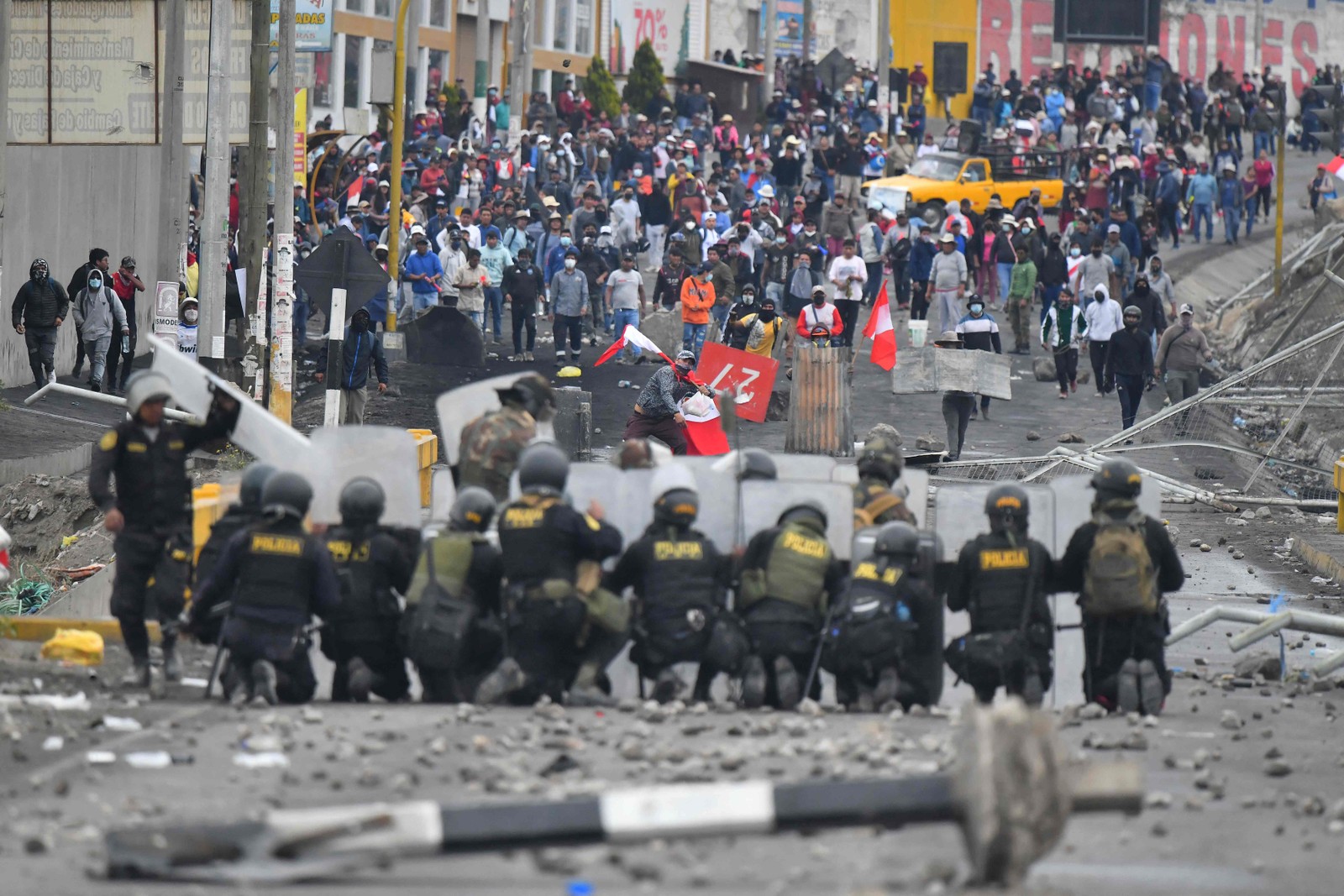 Manifestantes entram em confronto com a polícia de choque na ponte Añashuayco, em Arequipa, Peru — Foto: Diego Ramos / AFP