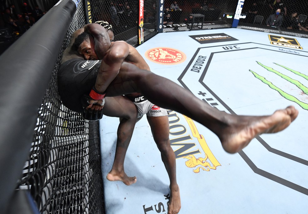 Alonzo Meinifield levanta Fabio Cherant antes de finalizá-lo no UFC 260 — Foto: Getty Images