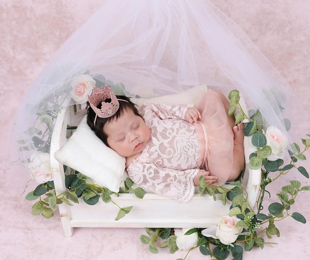 Recém-nascida também foi fotografada com véu usado pela mãe em seu casamento (Foto: Reprodução/Instagram/xv_photography)