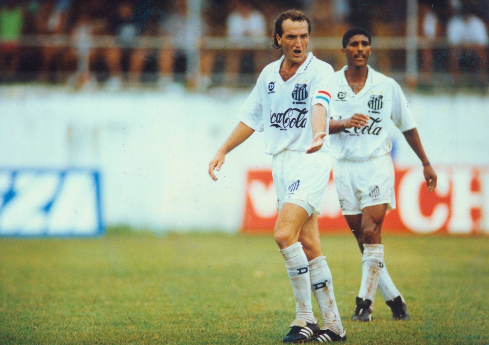 Cuca vestiu a camisa 10 do Santos no início dos anos 90 (Foto: Djalma Vassão / Estadão Conteúdo)